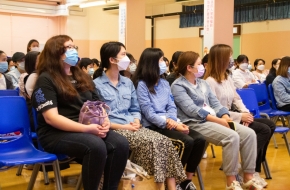 家長們專心投入聆聽